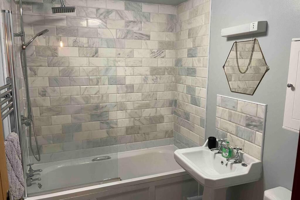 Cottage With Hot Tub In Pembrokeshire هافرفوردوست المظهر الخارجي الصورة